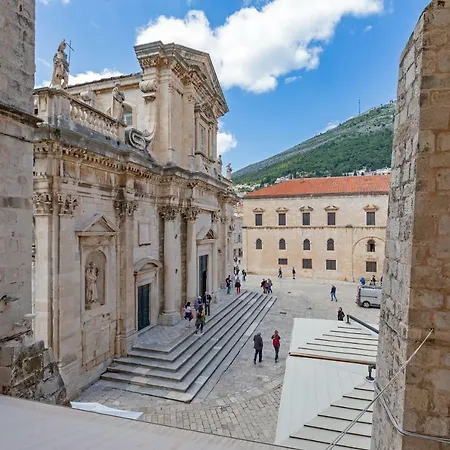 Cathedral Apartment *