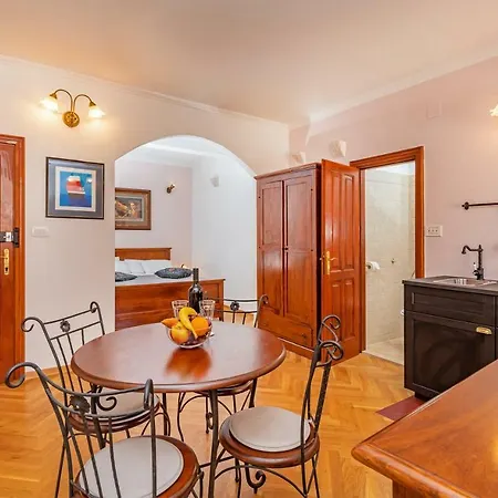 Cathedral Apartment *