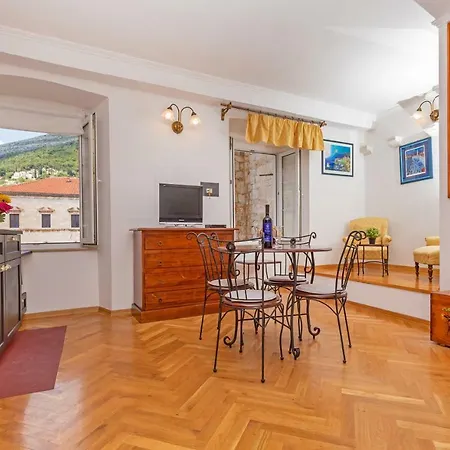 Cathedral Apartment *