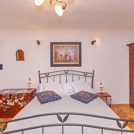 Cathedral Apartment *